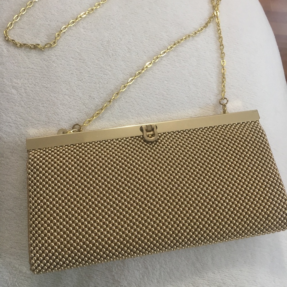 ✨Gold tone clutch with hide able chain✨